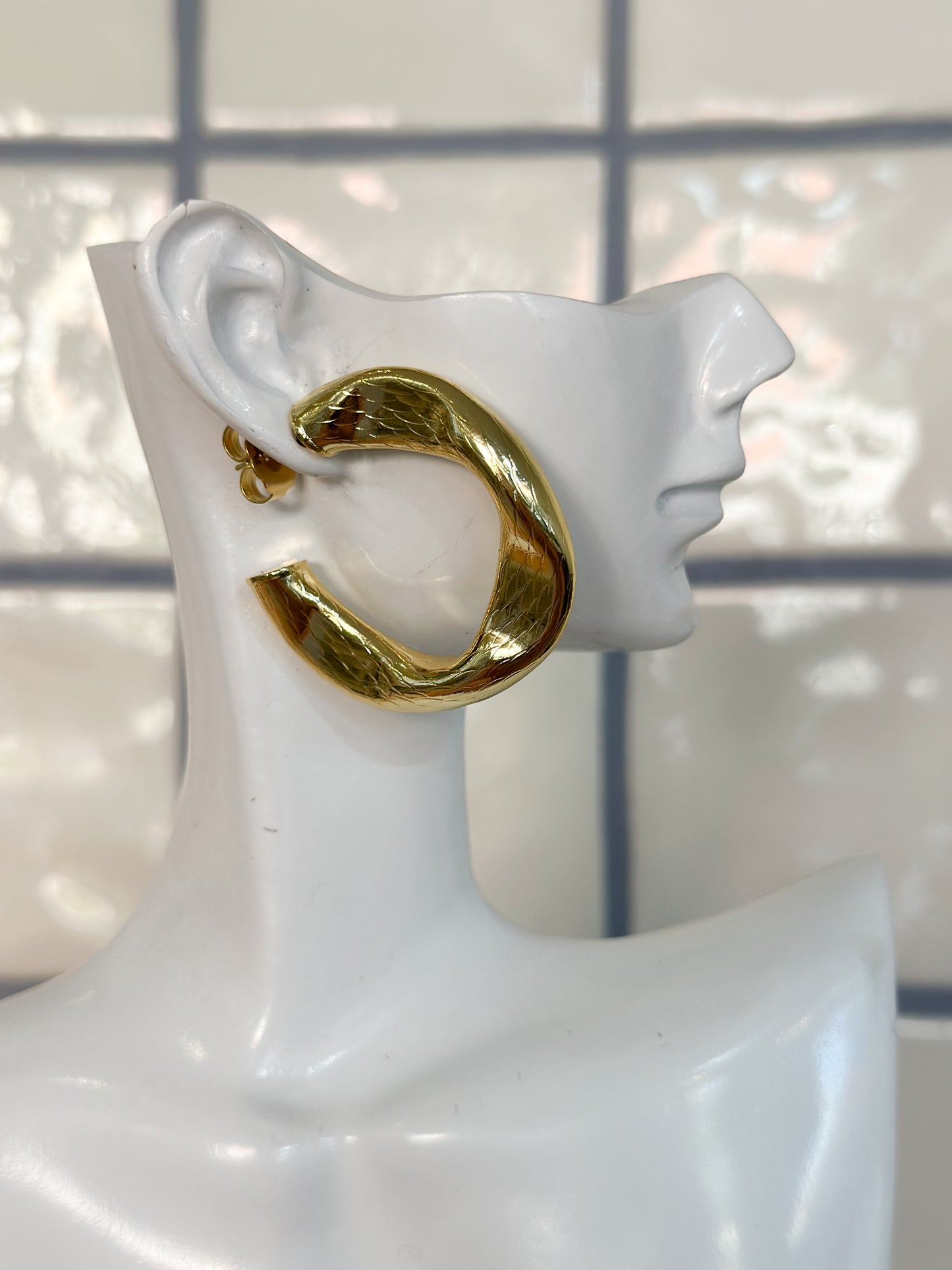 Orecchino cerchio martellato